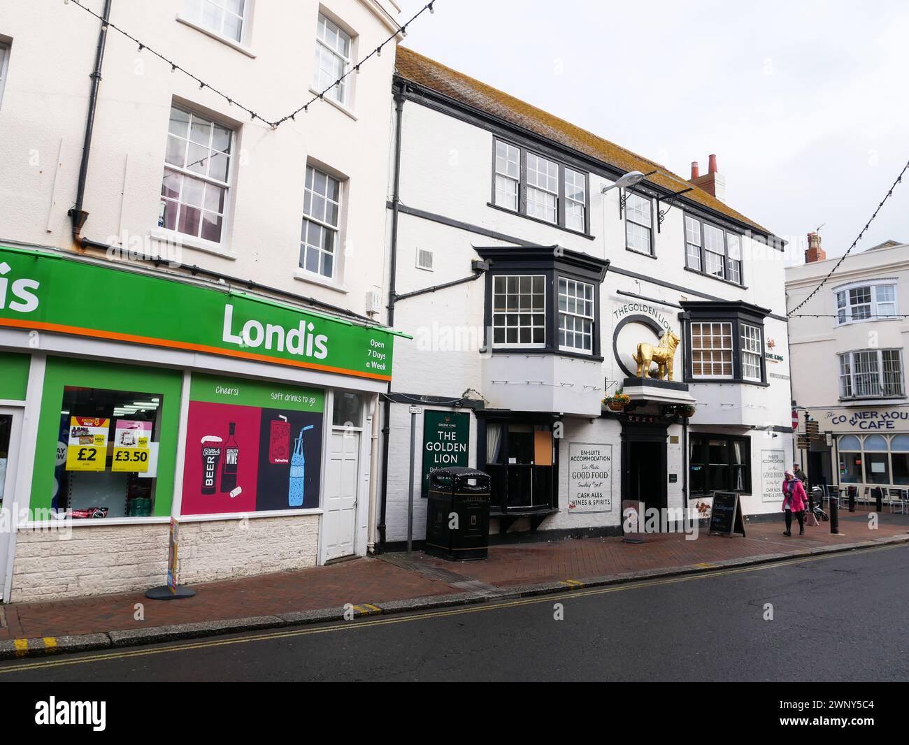 Le Golden Lion Pub sur préparation Edmund Street dans la vieille ville de Weymouth avec des magasins et des piétons. Banque D'Images