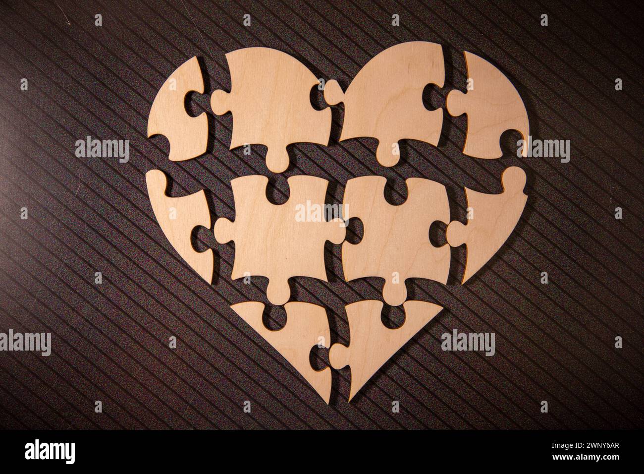 Coeur objet fait de pièces de puzzle. Faire remplir le coeur. Puzzle de pièces en forme de coeur. Happy Valentines Day, modèle de carte de vœux. Coeur ji Banque D'Images