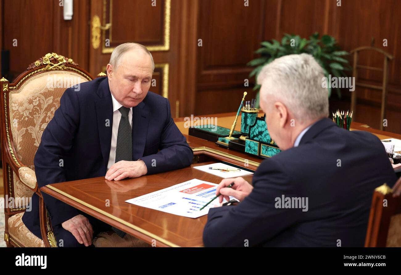 Moscou, Russie. 04 mars 2024. Le président russe Vladimir Poutine, à gauche, tient une réunion de travail en face à face avec le maire de Moscou Sergueï Sobyanine au Kremlin, le 4 mars 2024 à Moscou, en Russie. Crédit : Mikhail Metzel/Kremlin Pool/Alamy Live News Banque D'Images