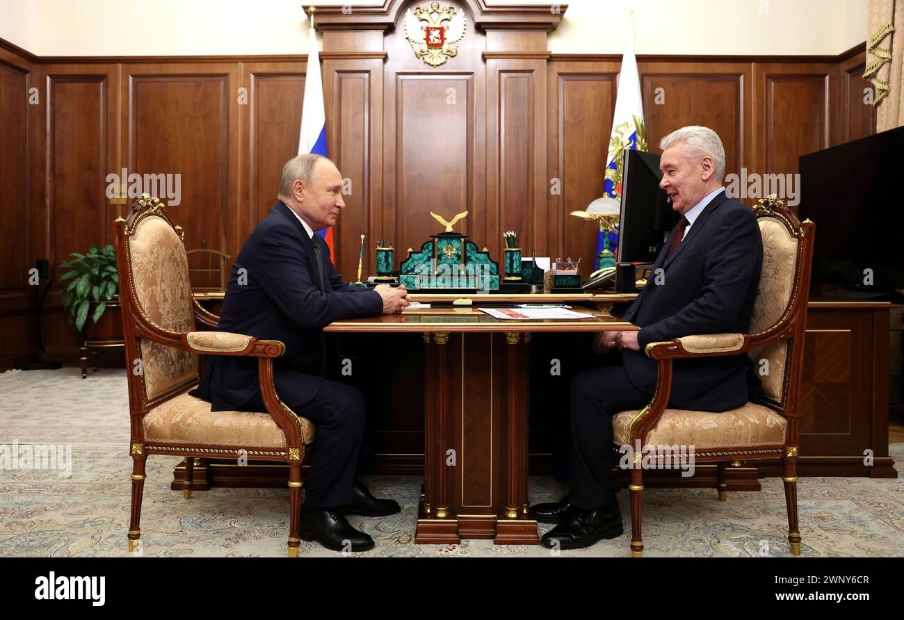 Moscou, Russie. 04 mars 2024. Le président russe Vladimir Poutine, à gauche, tient une réunion de travail en face à face avec le maire de Moscou Sergueï Sobyanine au Kremlin, le 4 mars 2024 à Moscou, en Russie. Crédit : Mikhail Metzel/Kremlin Pool/Alamy Live News Banque D'Images