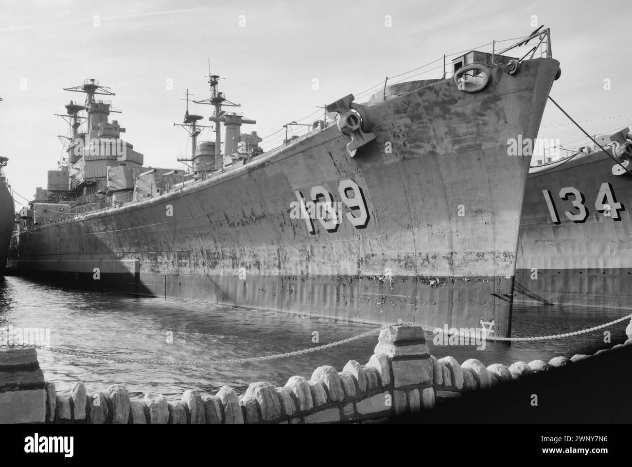 Vue des croiseurs lourds de la flotte de réserve 134, 139 depuis Broad Street. - Base navale Philadelphie-Philadelphie Naval Shipyard, Reserve Basin and Marine Railway, League Island, Philadelphie, Philadelphie County, PA 1995 Banque D'Images