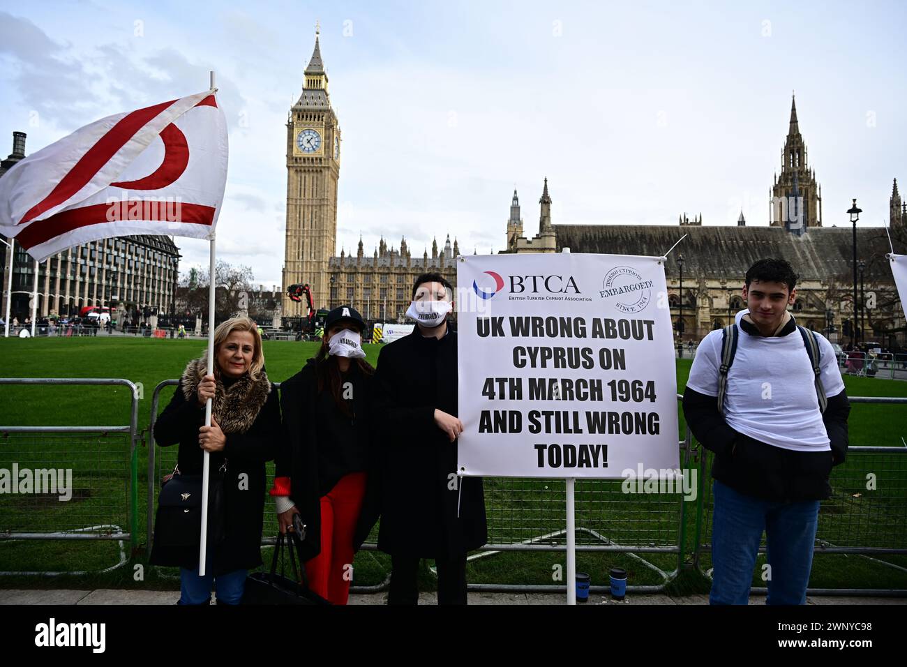 Parliament Square, Londres, Royaume-Uni. 4 mars 2024 : organisé conjointement par le groupe de défense des droits de l'homme Embargoed! Et les manifestations de la BTCA à l’occasion du 60e anniversaire de la résolution 186 de l’ONU et du début des embargos contre les Chypriotes turcs. Les Chypriotes turcs exigent la levée des embargos et ont demandé au gouvernement britannique de mettre fin aux embargos qui les frappent. Chypriotes turcs 60 ans d'injustice discrimination des Chypriotes turcs. Le projet cruel et injuste de "résolution 186 des Nations Unies" qui a été élaboré il y a 60 ans. Crédit : Voir Li/Picture Capital/Alamy Live News Banque D'Images