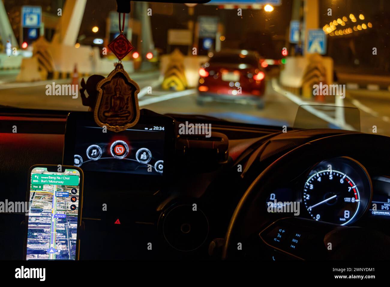 Conduite de nuit avec navigation routière dans un téléphone intelligent relié à un kit mains libres Banque D'Images