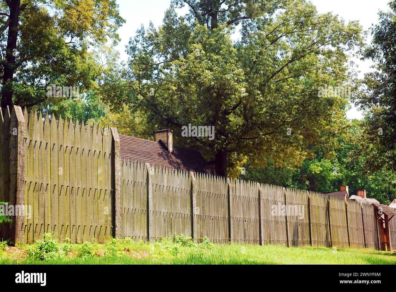 Une longue clôture en palissade entoure le village colonial recréé de Jamestown, en Virginie. Banque D'Images