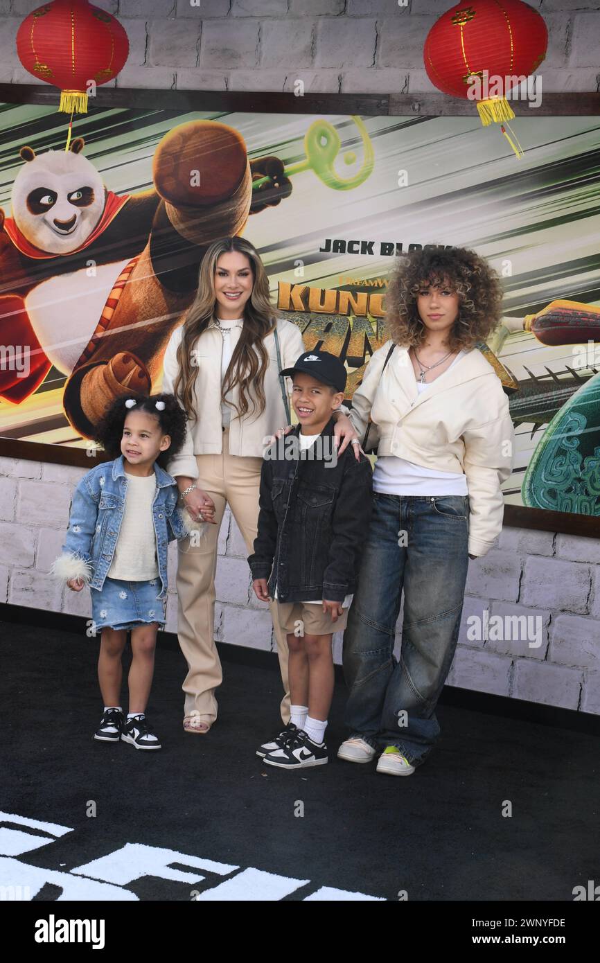 Los Angeles, Californie, USA 3 mars 2024 (G-d) Zaia Boss, Dancer Allison Holker, Maddox Laurel Boss et Weslie Fowler assistent DreamWorks animation présente la première mondiale de Kung Fu Panda 4 au Grove le 3 mars 2024 à Los Angeles, Californie, USA. Photo de Barry King/Alamy Stock photo Banque D'Images