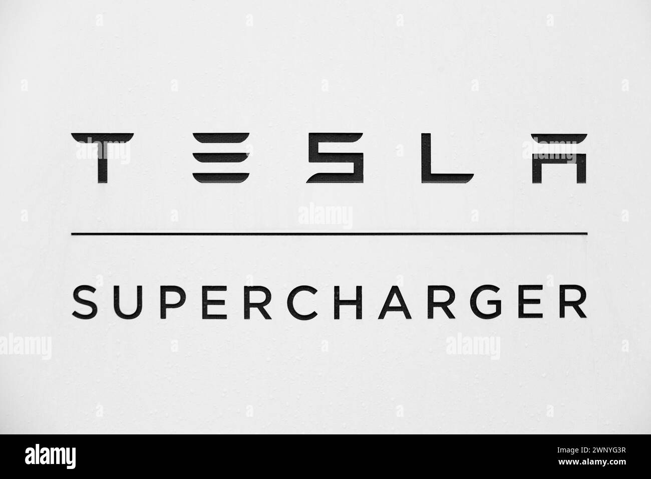 Logo Tesla Supercharger v4 mit Lounge deutscher Fabrik Giga Berlin-Brandenburg Tesla emplacement en Europe, installation durable et efficace encore en Ber Banque D'Images
