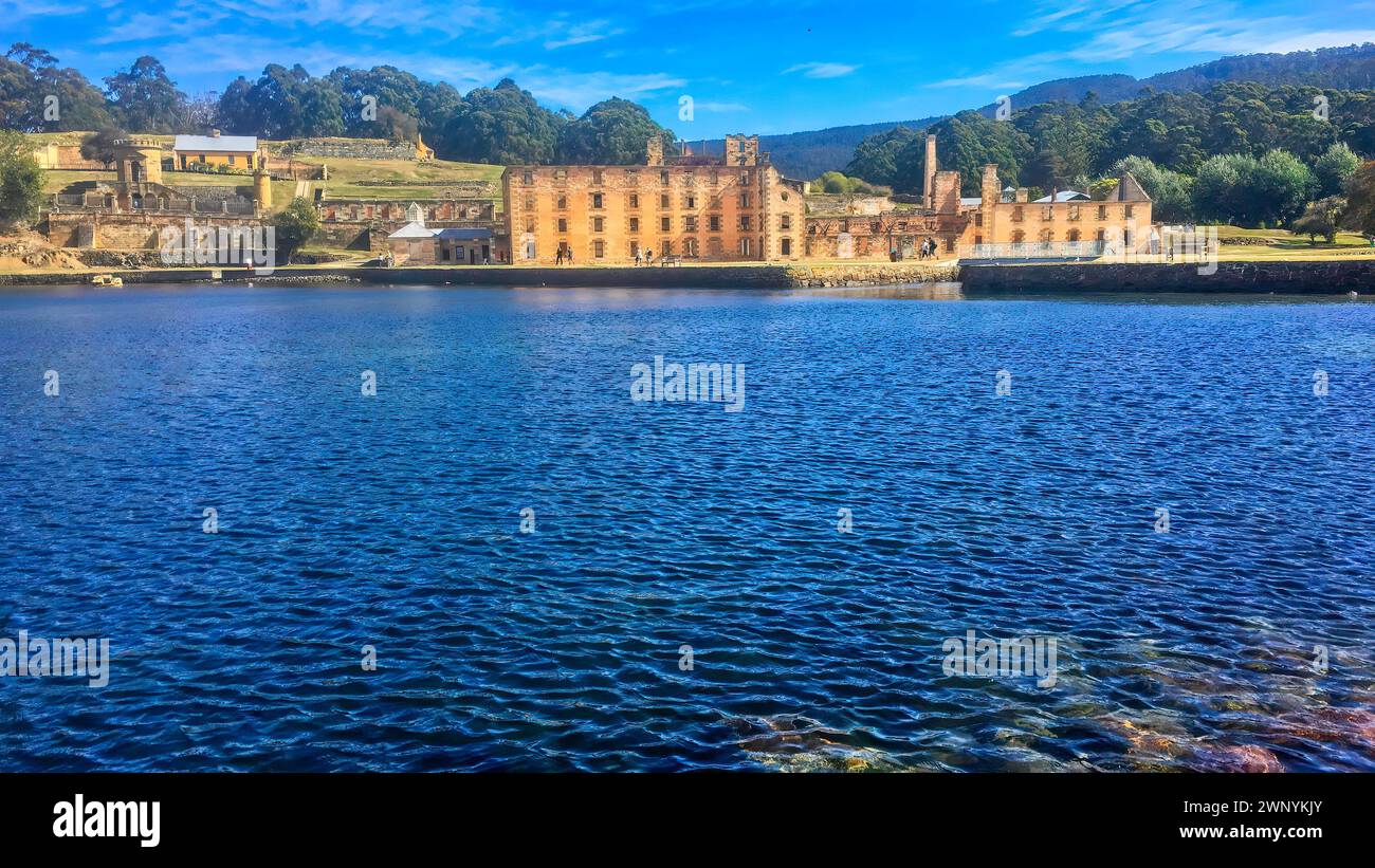 Eaux scintillantes menant aux vestiges de la colonie pénitentiaire de Port Arthur en Tasmanie Banque D'Images