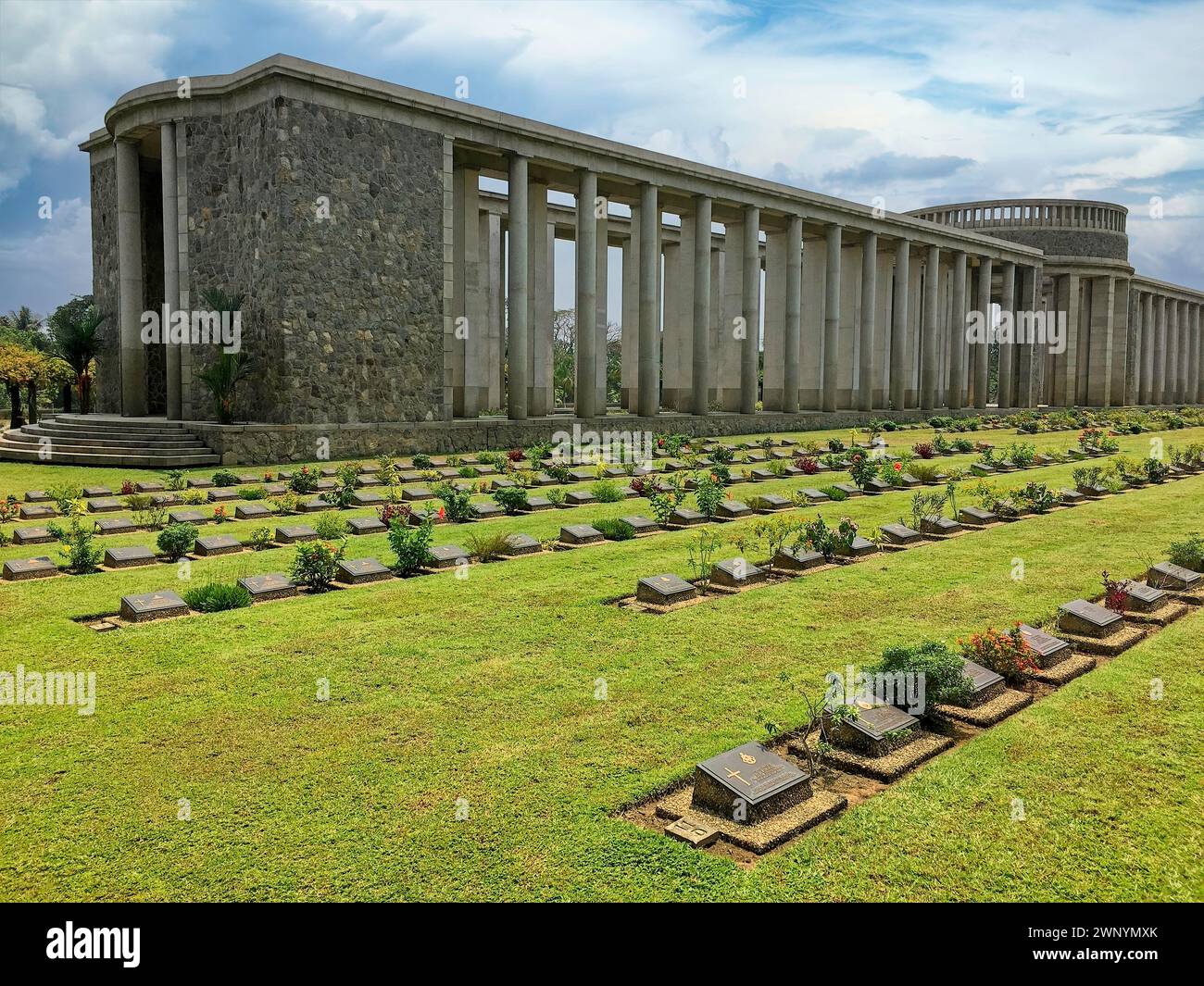 Une architecture intemporelle garde les courageux au cimetière de Taukkyan au Myanmar Banque D'Images