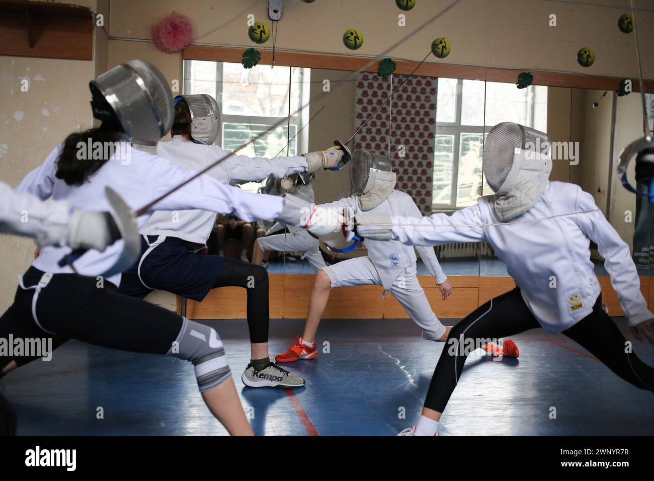 Odessa, Ukraine. 2 mars 2024. De jeunes athlètes sportifs d'escrime s'entraînent à l'école pendant la guerre en cours entre la Russie et l'Ukraine dans une école d'escrime de la rue Novoselsky. De jeunes sportifs athlètes d'escrime s'entraînent à l'école, sur la guerre en cours entre la Russie et l'Ukraine. L'entraîneur honoré de l'Ukraine Oleksander Vasutin forme des athlètes. Les athlètes s'entraînent avec des entraîneurs ; Oleksander Vasutin, Mykyta Stolbunov et Volodimir Pokatilov. (Crédit image : © Viacheslav Onyshchenko/SOPA images via ZUMA Press Wire) USAGE ÉDITORIAL SEULEMENT! Non destiné à UN USAGE commercial ! Banque D'Images