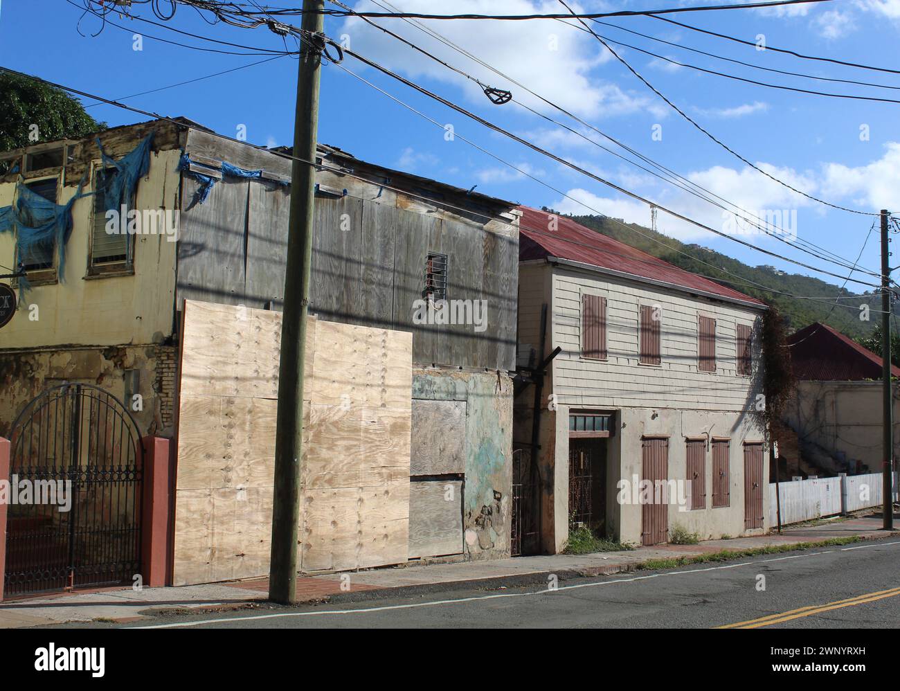 Deux bâtiments abandonnés de deux étages à Charlotte Amalie, équipés Thomas, Îles Vierges américaines Banque D'Images