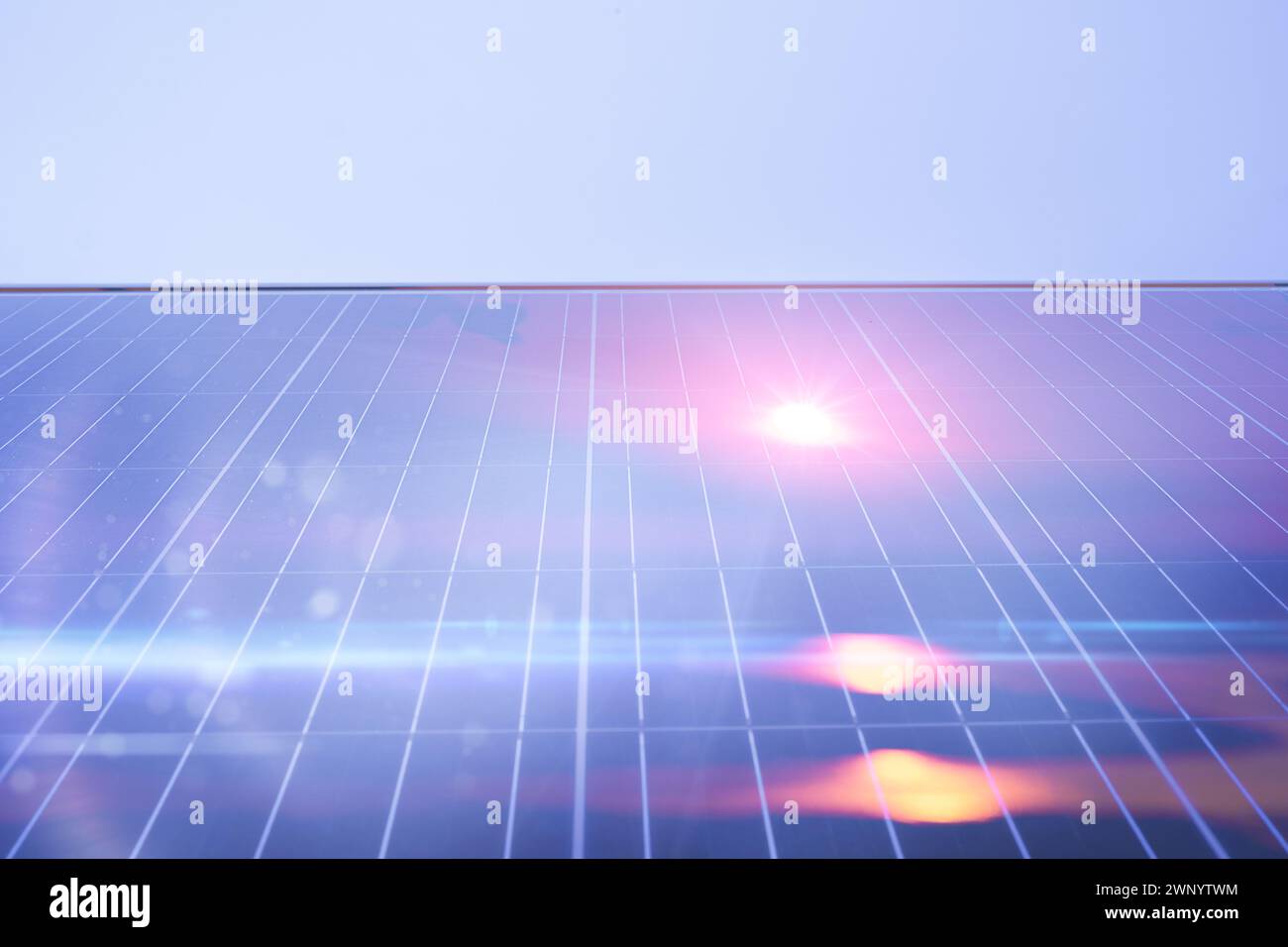 Reflet du coucher de soleil dans les panneaux solaires avec des flous Banque D'Images