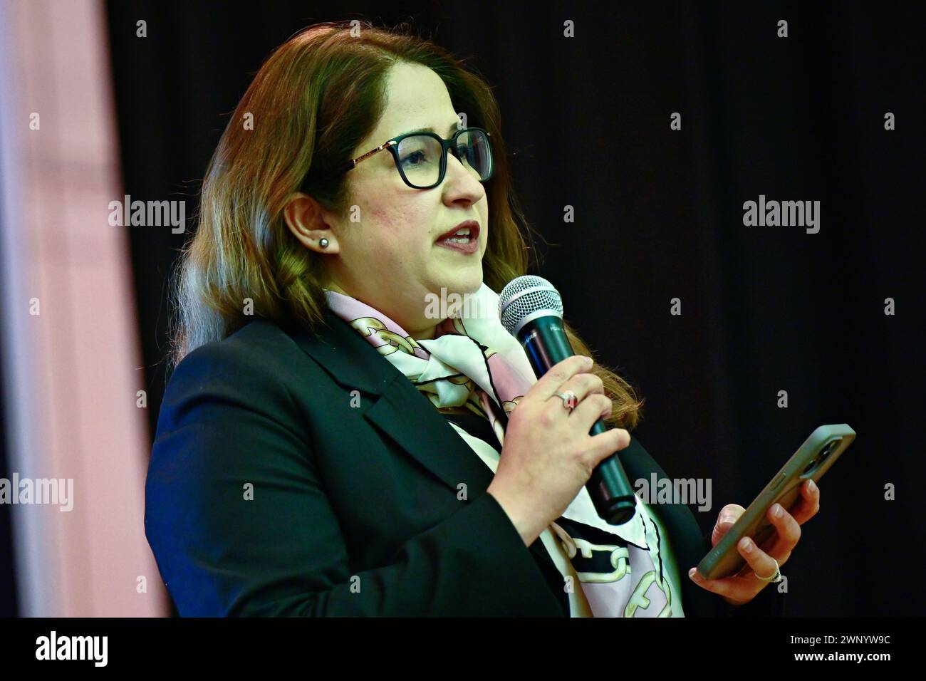 Hôtel de ville de Chiswick, Londres, Royaume-Uni. 4 mars 2024 : la conseillère Hina Mir de l'arrondissement londonien de Hounslow à l'Association de l'Afghanistan et de l'Asie centrale (ACAA) organise une Journée internationale de la femme 2024 intitulée les femmes : identité, intégration et inclusion. L'événement international des femmes de cette année est axé sur « Inspiring inclusion », un événement culturel qui célèbre les forces et les réalisations des femmes migrantes. Il présentera divers crédits c : voir Li/Picture Capital/Alamy Live News Banque D'Images