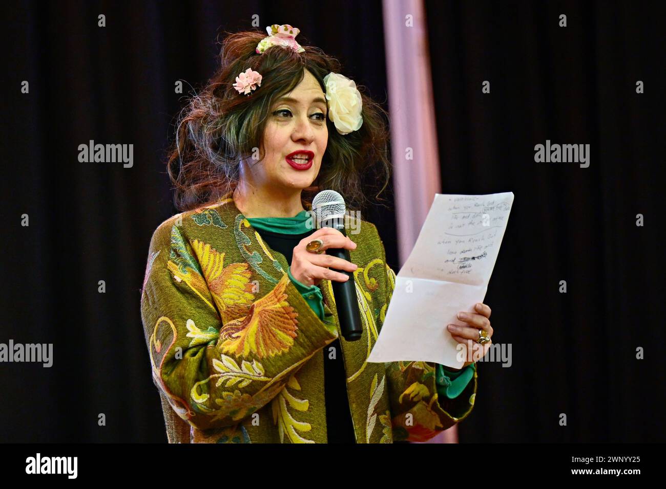 Hôtel de ville de Chiswick, Londres, Royaume-Uni. 4 mars 2024 : récitation de poésie par Ziba Karbassi Hounslow à l'Association de l'Afghanistan et de l'Asie centrale (ACAA) organise une Journée internationale de la femme 2024 intitulée femmes : identité, intégration et inclusion. L'événement international des femmes de cette année est axé sur « Inspiring inclusion », un événement culturel qui célèbre les forces et les réalisations des femmes migrantes. Crédit : Voir Li/Picture Capital/Alamy Live News Banque D'Images