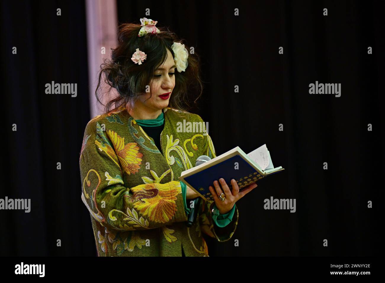Hôtel de ville de Chiswick, Londres, Royaume-Uni. 4 mars 2024 : récitation de poésie par Ziba Karbassi Hounslow à l'Association de l'Afghanistan et de l'Asie centrale (ACAA) organise une Journée internationale de la femme 2024 intitulée femmes : identité, intégration et inclusion. L'événement international des femmes de cette année est axé sur « Inspiring inclusion », un événement culturel qui célèbre les forces et les réalisations des femmes migrantes. Crédit : Voir Li/Picture Capital/Alamy Live News Banque D'Images