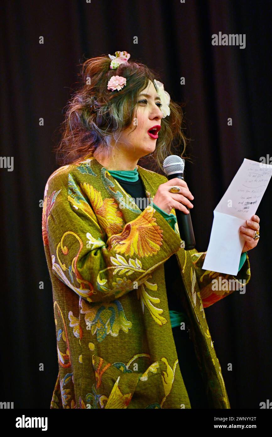 Hôtel de ville de Chiswick, Londres, Royaume-Uni. 4 mars 2024 : récitation de poésie par Ziba Karbassi Hounslow à l'Association de l'Afghanistan et de l'Asie centrale (ACAA) organise une Journée internationale de la femme 2024 intitulée femmes : identité, intégration et inclusion. L'événement international des femmes de cette année est axé sur « Inspiring inclusion », un événement culturel qui célèbre les forces et les réalisations des femmes migrantes. Crédit : Voir Li/Picture Capital/Alamy Live News Banque D'Images