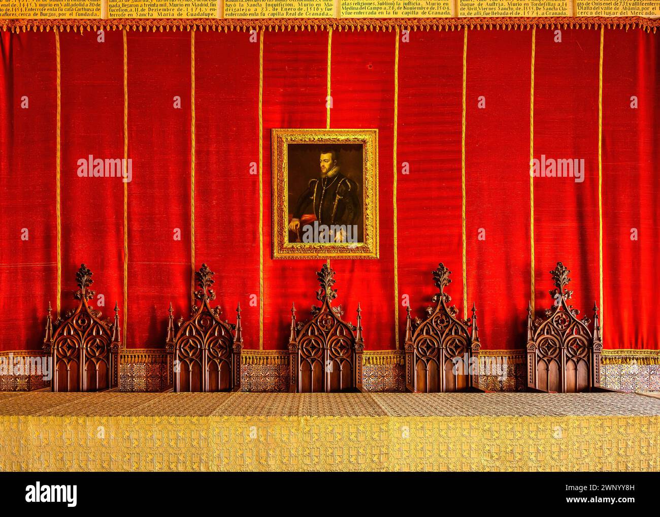 Chaises en bois et table à l'intérieur de Alcazar, SÉGOVIE, ESPAGNE Banque D'Images