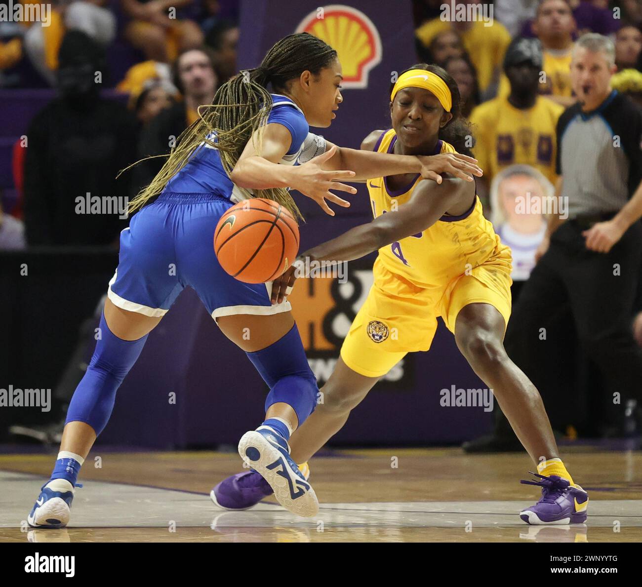 Baton Rouge, États-Unis. 03 mars 2024. Flau'Jae Johnson (4 ans), la garde des Lady Tigers du LSU, retire le ballon à la garde des Wildcats du Kentucky, Amiya Jenkins (20 ans), lors d'un match de basket-ball universitaire féminin de la Southeastern Conference au Pete Maravich Assembly Center à Baton Rouge, Louisiane, le dimanche 3 mars 2023. (Photo de Peter G. Forest/Sipa USA) crédit : Sipa USA/Alamy Live News Banque D'Images