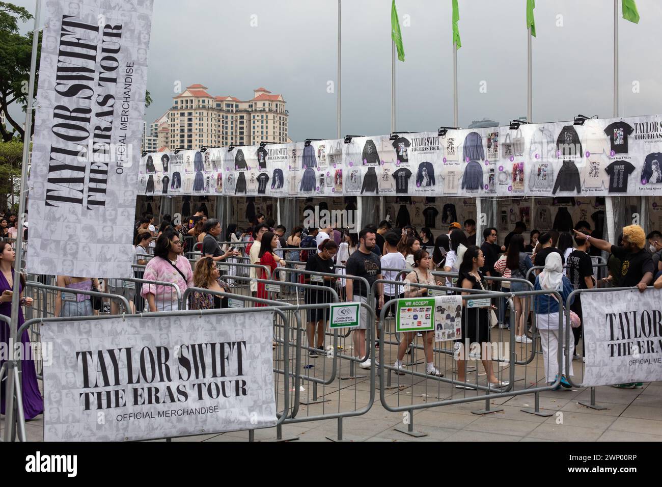 4 mars 2024, bannière de Taylor Swift autour de la salle, le stand de marchandises officiel Eras Tour, les fans font la queue de manière ordonnée. Singapour. Banque D'Images