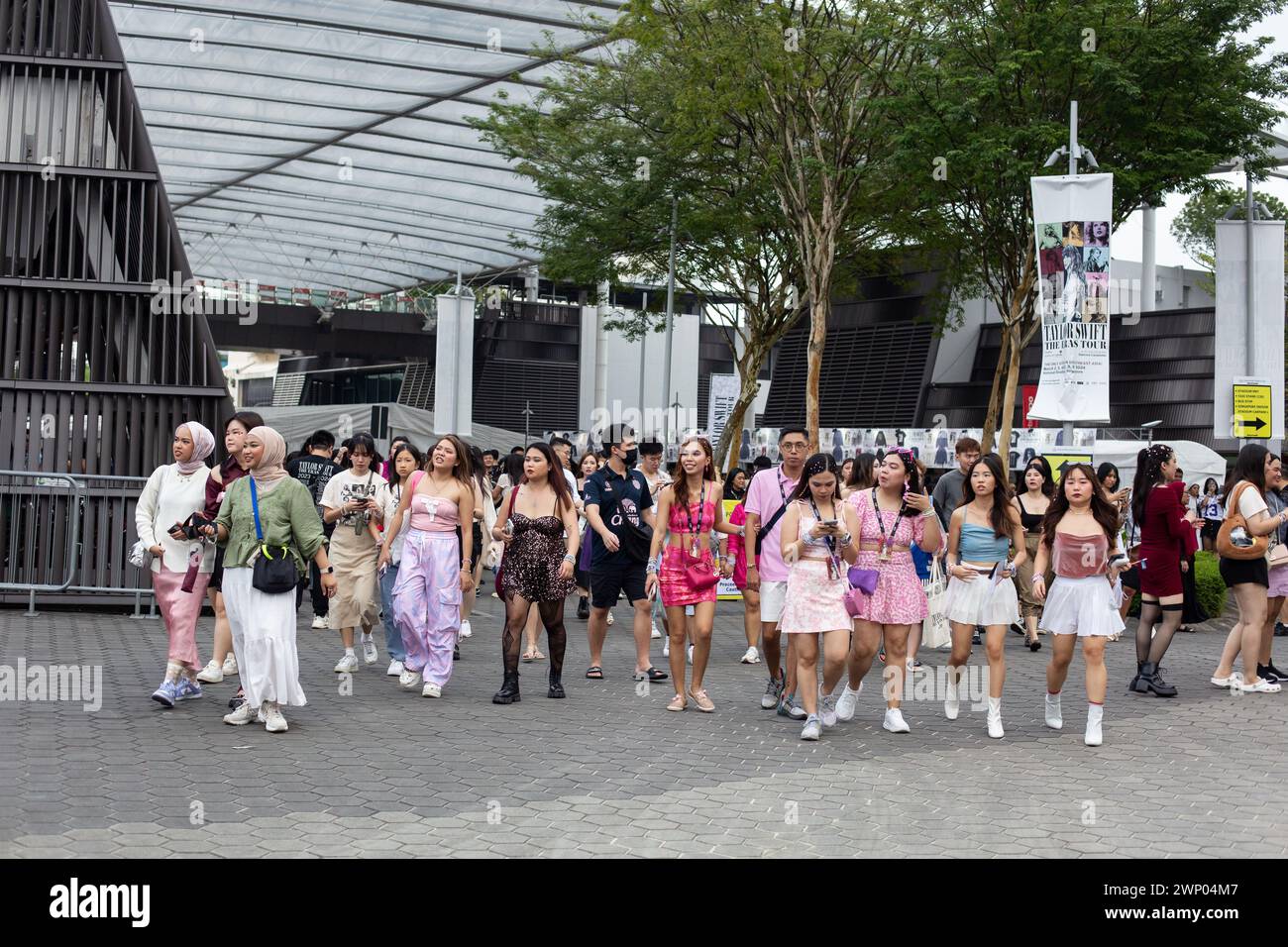 4 mars 2024. Groupe de fans féminins bien habillés apparaissent dans une rangée, tout le monde se dirige vers Taylor Swift le concert Eras Tour, Singapour. Banque D'Images