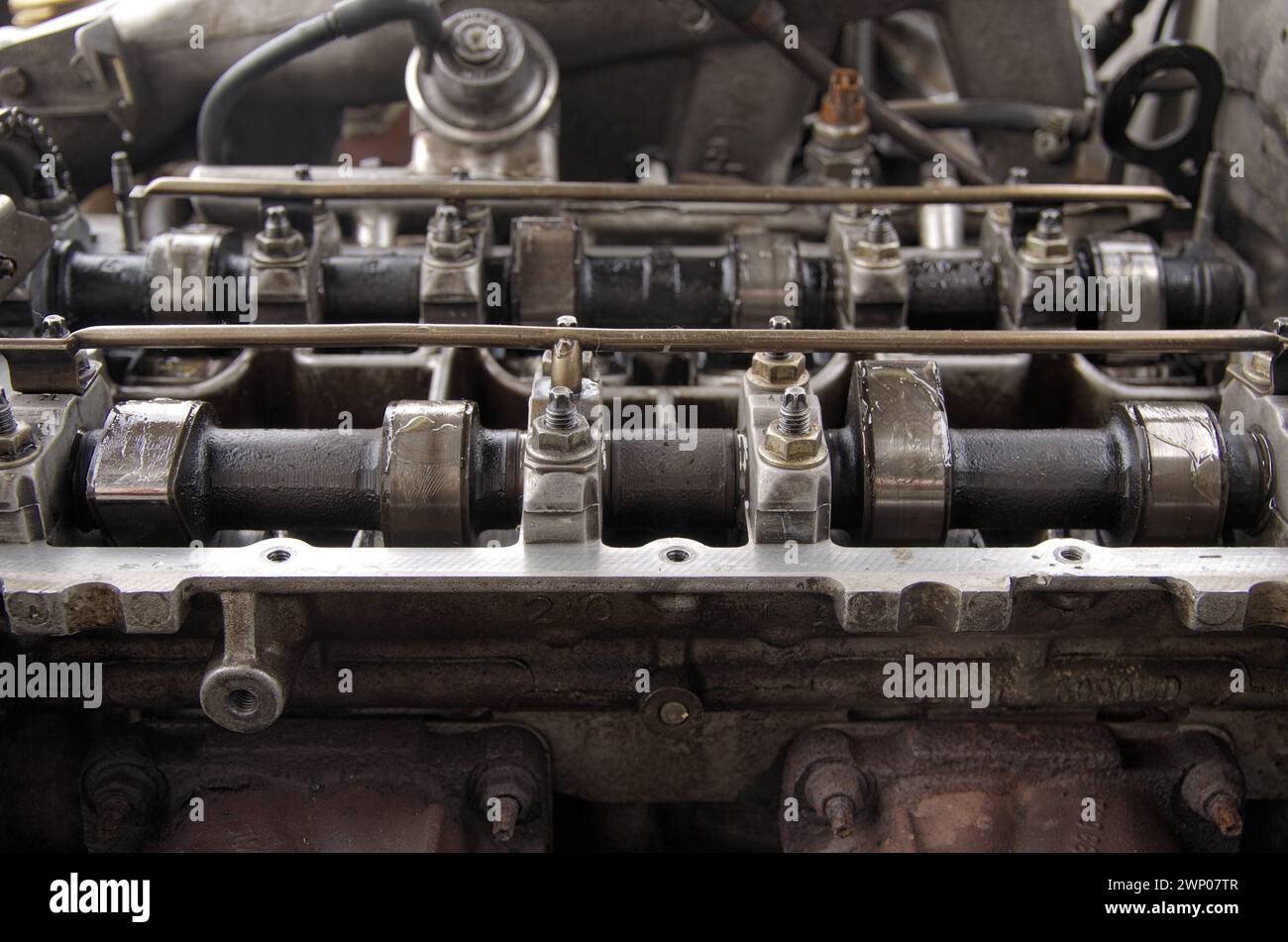 Culasse et arbre à cames. Réparation d'un moteur à essence. Couvercle de soupape du moteur. Banque D'Images