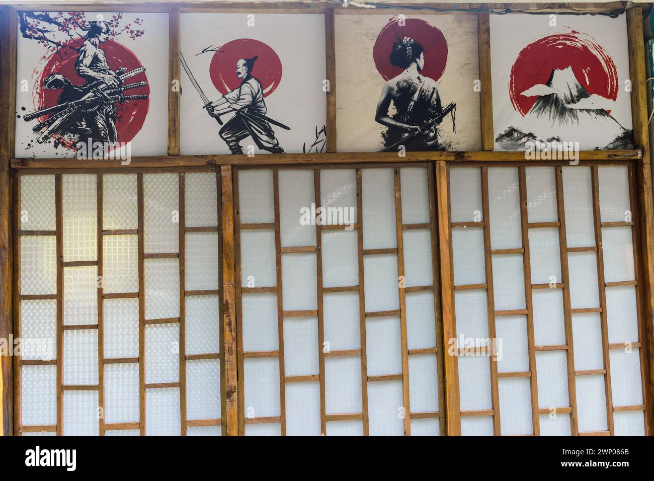 Palembang 22 Feb 2024 - Shoji, texture de porte en papier coulissante japonaise traditionnelle Shoji avec décoration de peinture d'art samouraï dessinée à la main. Banque D'Images
