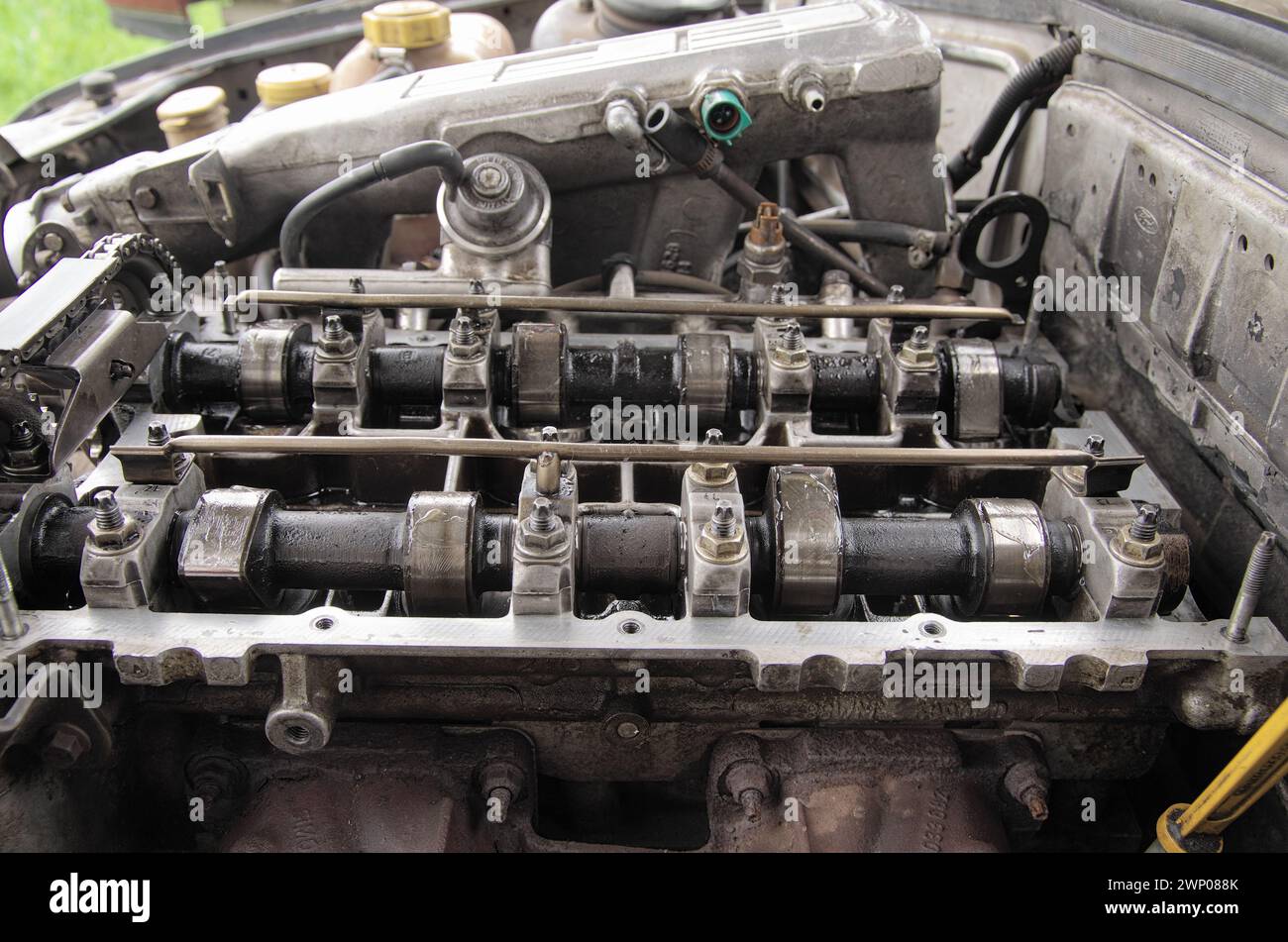 Culasse et arbre à cames. Réparation d'un moteur à essence. Couvercle de soupape du moteur. Banque D'Images