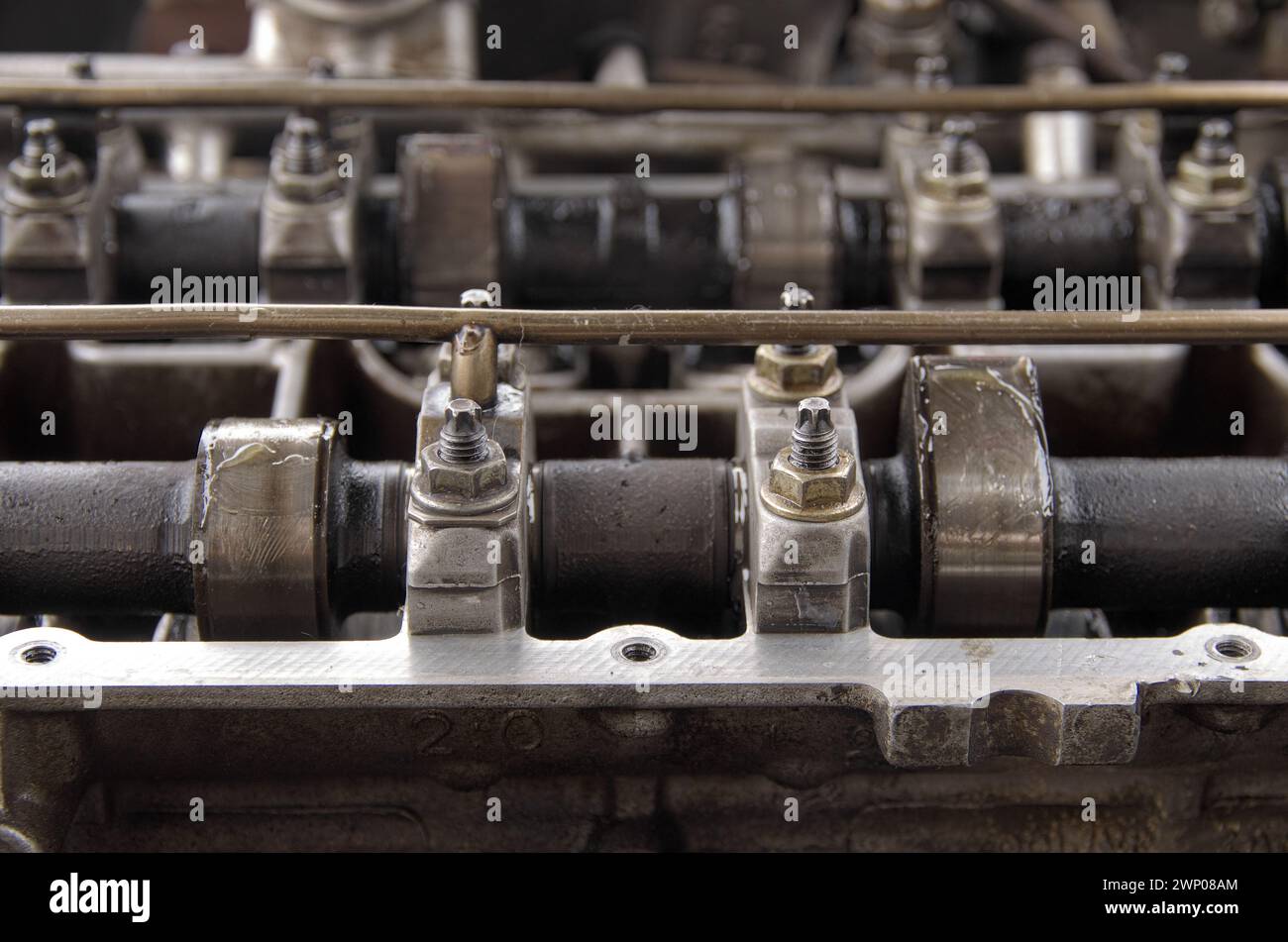 Culasse et arbre à cames. Réparation d'un moteur à essence. Couvercle de soupape du moteur. Banque D'Images