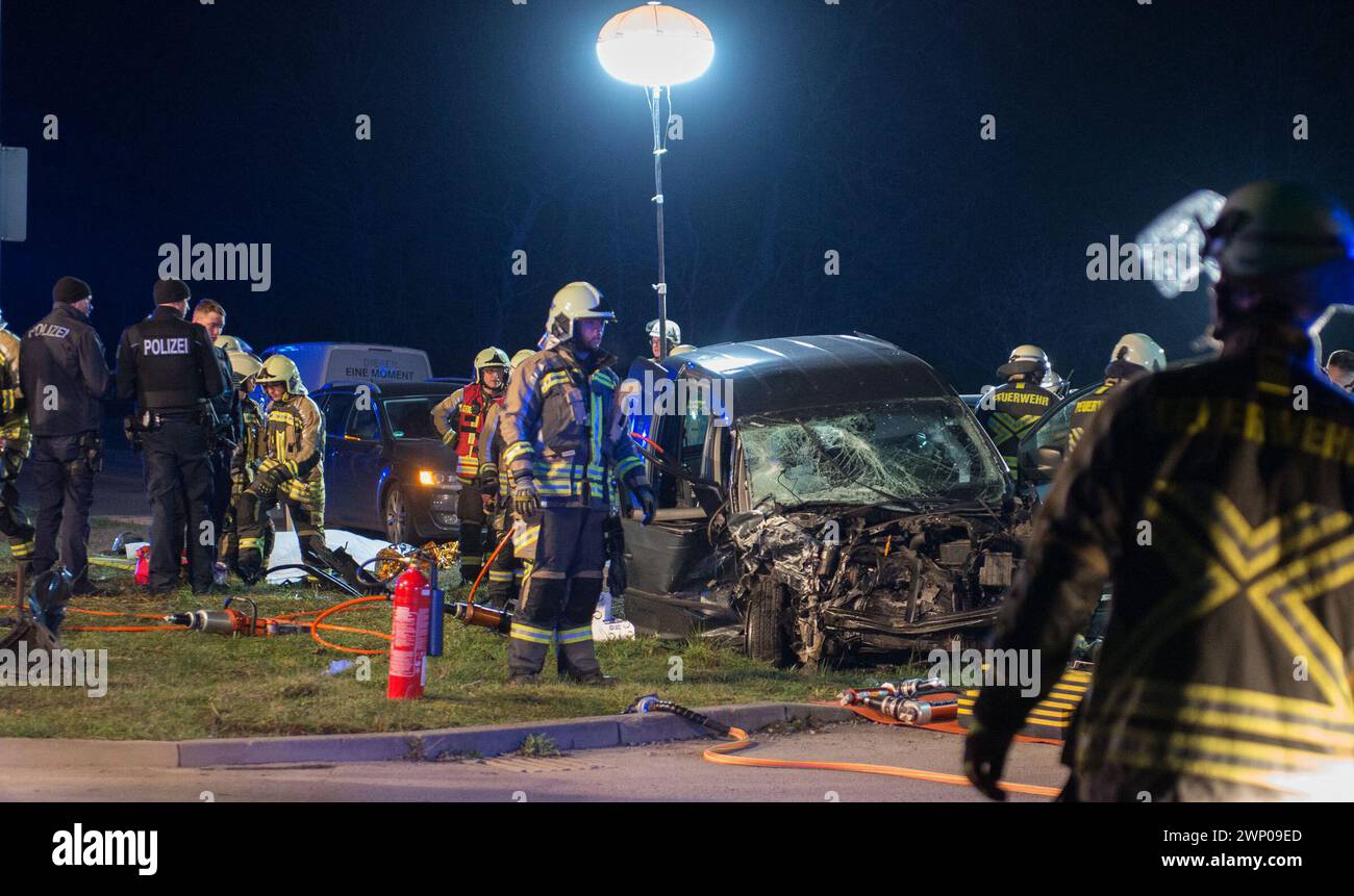 05 mars 2024, Brandebourg, Rüdersdorf BEI Berlin : des assistants se tiennent sur les lieux d'un accident. Deux personnes ont été tuées dans un grave accident de la route sur la Bundesstraße 1 près de Rüdersdorf près de Berlin. D’autres ont été grièvement blessés et emmenés à l’hôpital, selon les rapports de police tôt mardi matin. Photo : Dominik Totaro/dpa Banque D'Images