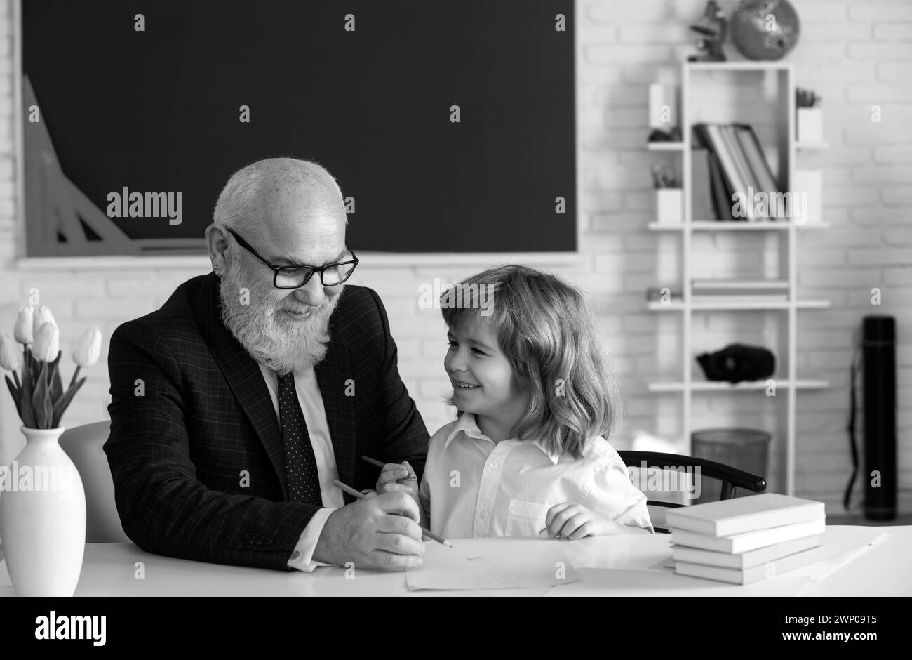 Joyeux enfant à l'école. Aide enseignant pour apprendre. Éducation, enseignement, école primaire. Banque D'Images