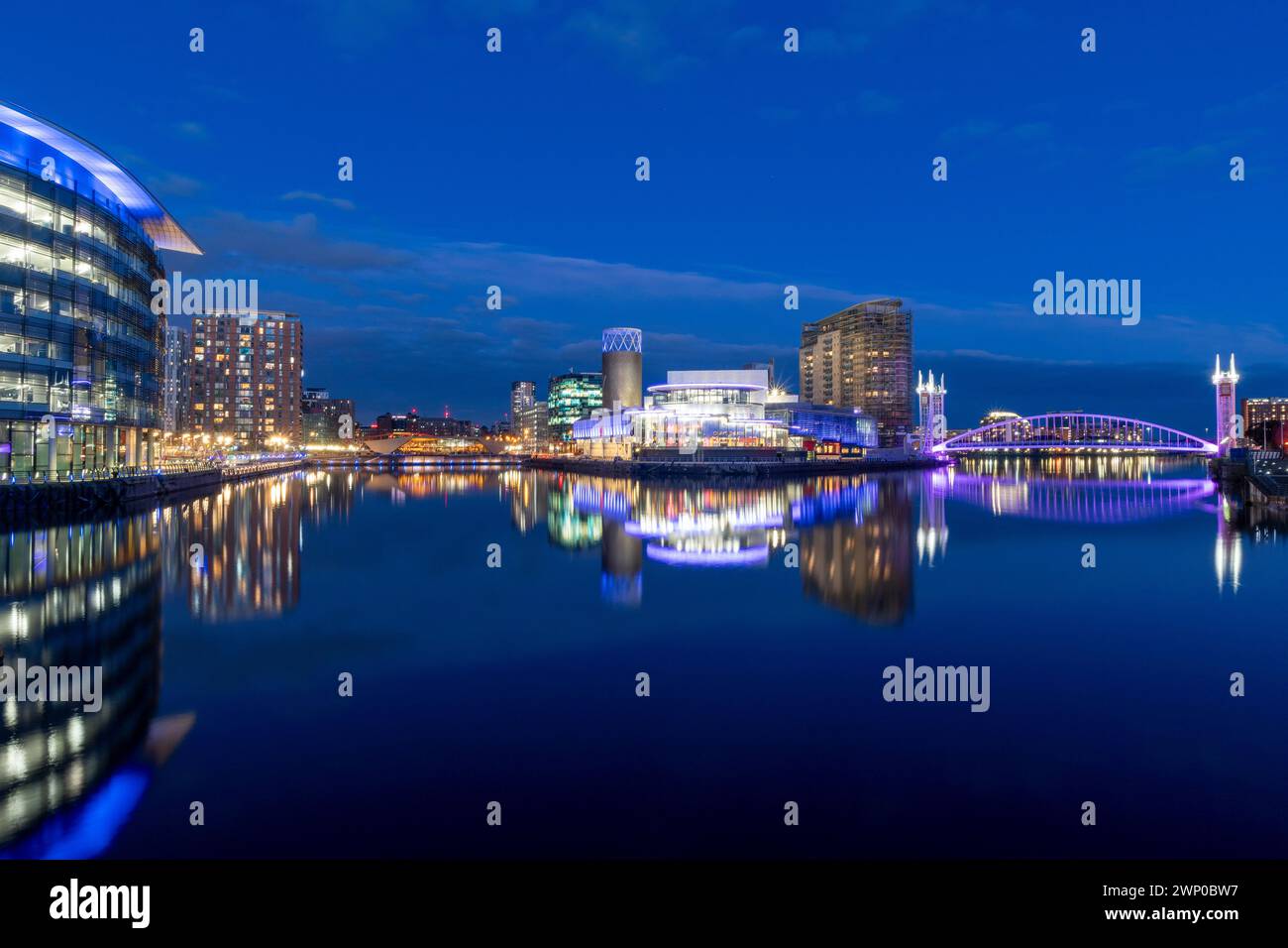 Photo de nuit de Salford Quays, également connu sous le nom de Media City UK. Banque D'Images