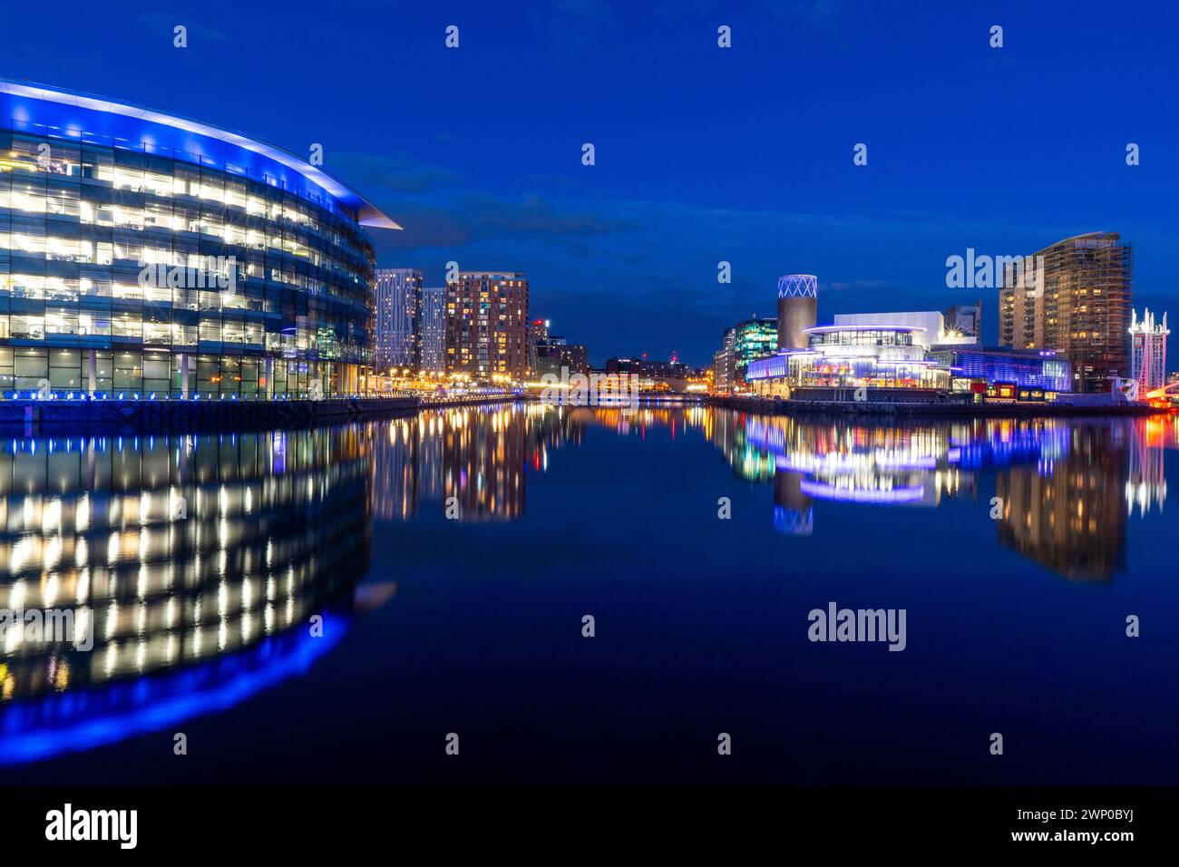 Photo de nuit de Salford Quays, également connu sous le nom de Media City UK. Banque D'Images