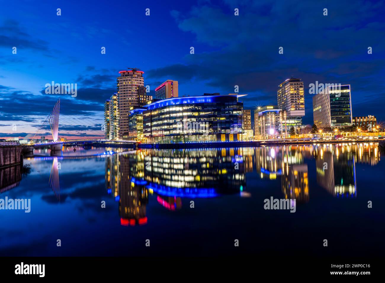 Photo de nuit de Salford Quays, également connu sous le nom de Media City UK. Banque D'Images