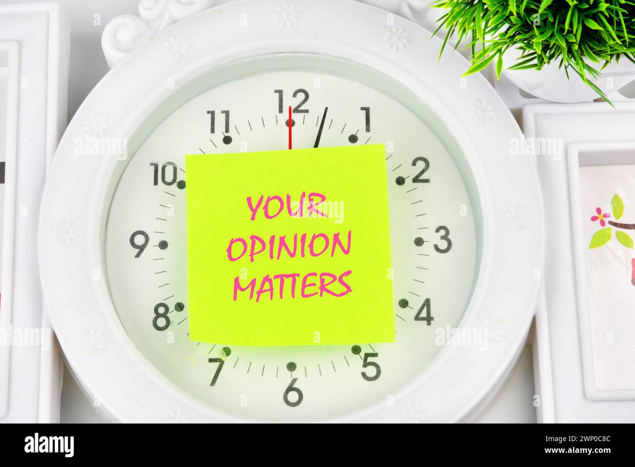 VOTRE OPINION COMPTE phrase écrite sur l'autocollant jaune sur la montre Banque D'Images