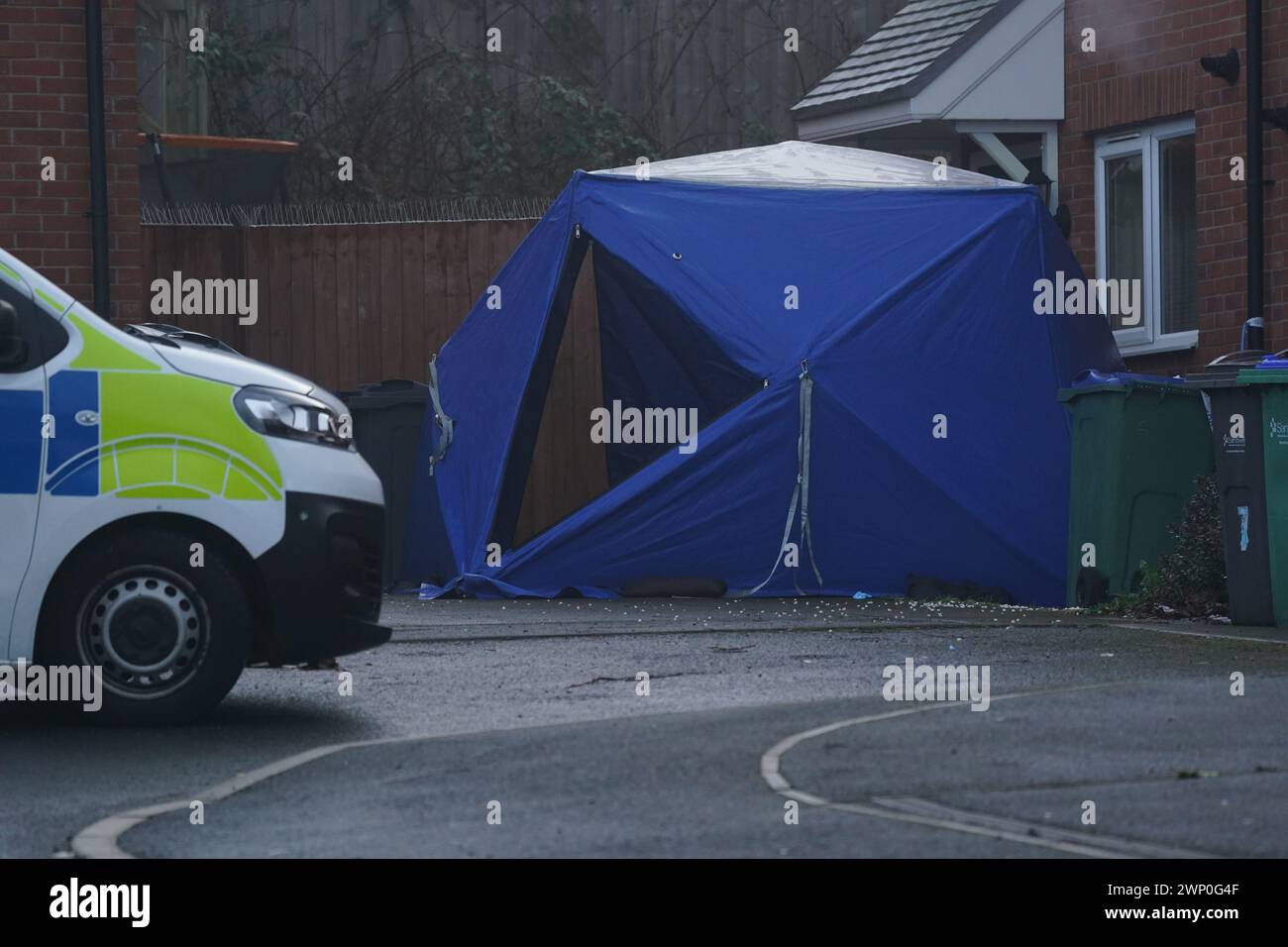 La scène de Robin Close, Rowley Regis, à Sandwell, après qu'une fillette de 10 ans ait été découverte morte. Les policiers ont trouvé l'enfant blessé vers 12h10 lundi et a été confirmé mort sur les lieux. Une femme de 33 ans, dont la police croyait qu'elle était connue, a été arrêtée pour meurtre et placée en garde à vue pour interrogatoire. Date de la photo : mardi 5 mars 2024. Banque D'Images