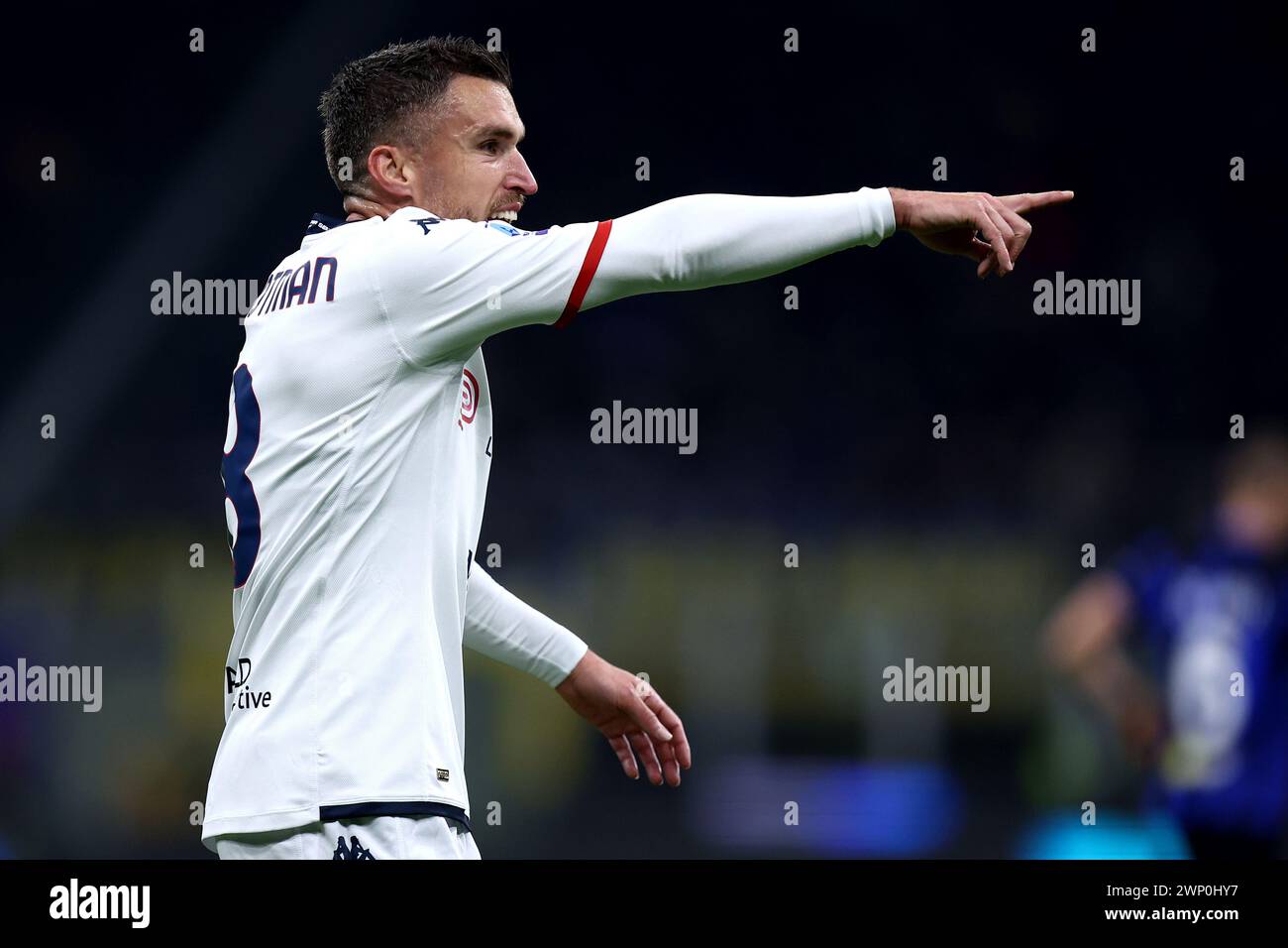 Milan, Italie. 04 mars 2024. Kevin Strootman du Gênes CFC fait des gestes lors du match de football Serie A entre le FC Internazionale et le Gênes CFC. Crédit : Marco Canoniero/Alamy Live News Banque D'Images