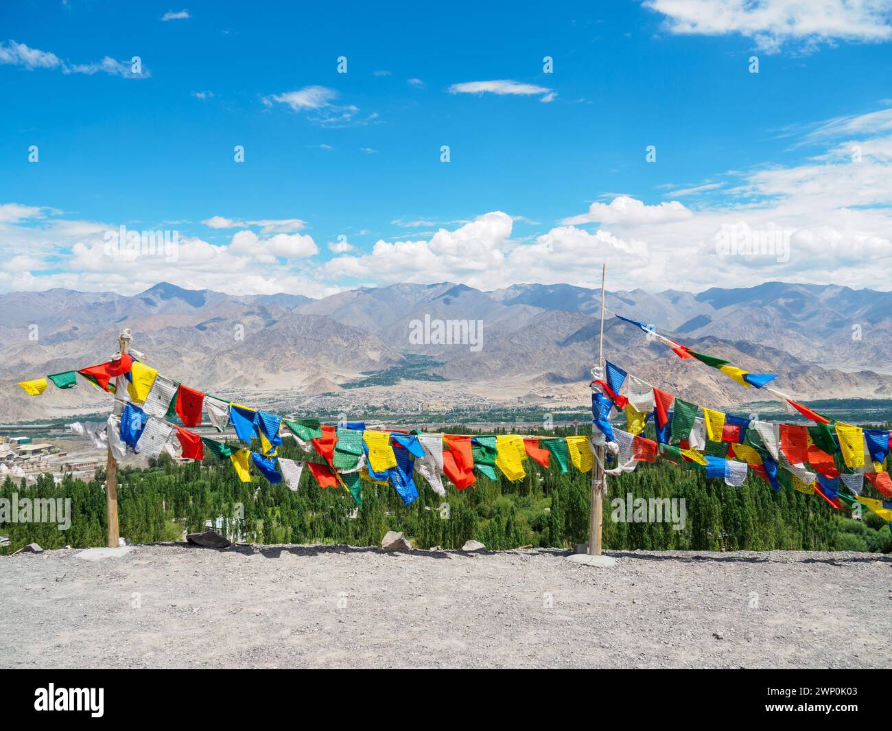 Drapeaux de prière colorés du bouddhisme au village de Stok, Leh Ladakh, Inde avec fond de chaîne de montagnes de l'Himalaya. Banque D'Images