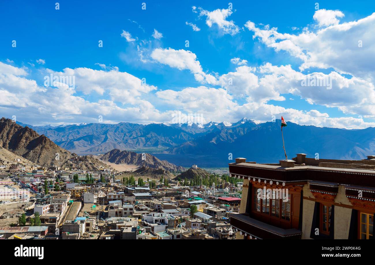 Vue panoramique de la ville de Leh depuis le palais de Leh. La ville est située dans la vallée de l'Indus supérieur à une altitude de 11 550 pieds (3 520 mètres). Banque D'Images