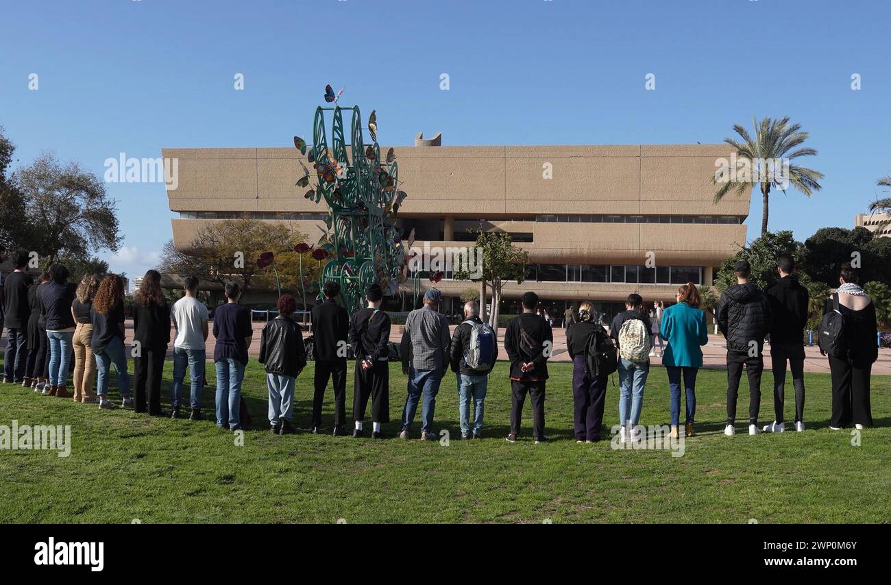 Des étudiants juifs et arabes israéliens observent une minute de silence à la mémoire des étudiants, enseignants et professeurs palestiniens tués à Gaza par l’armée israélienne depuis le début du conflit avec le Hamas il y a 151 jours, sur le campus de l’université de tel Aviv le 4 mars 2024 à tel Aviv, en Israël. Banque D'Images