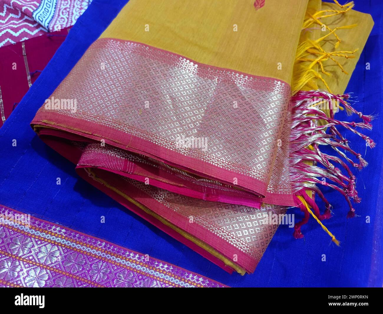 Soie de tissage à la main et sarees à la main, saree avec des détails dorés, femme porter sur le festival, la cérémonie et les mariages, sarees coûteux sont célèbres pour leur g. Banque D'Images