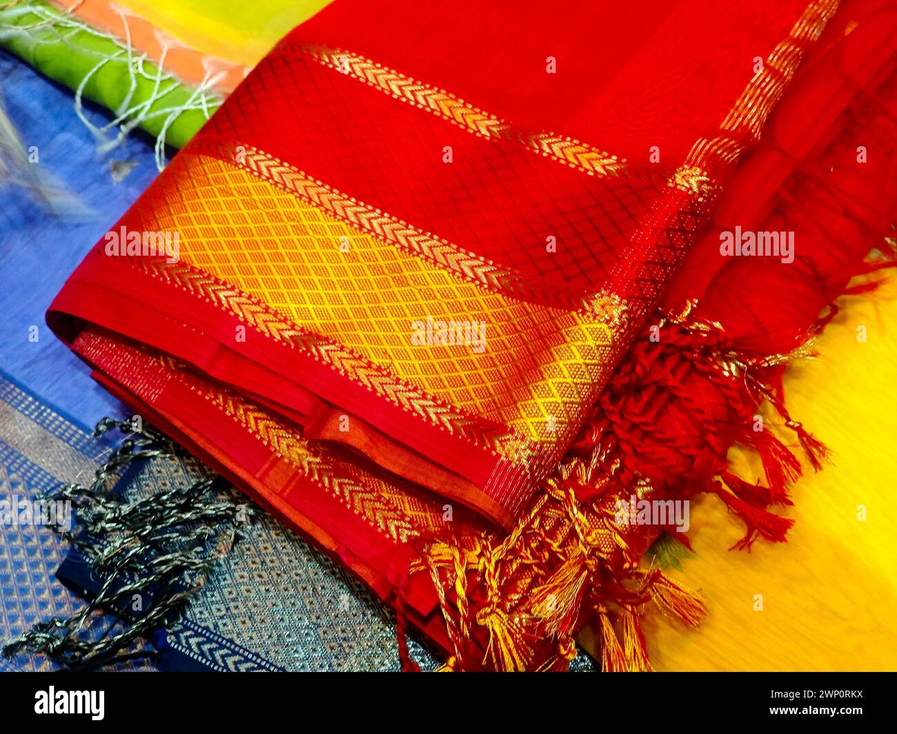 Soie de tissage à la main et sarees à la main, saree avec des détails dorés, femme porter sur le festival, la cérémonie et les mariages, sarees coûteux sont célèbres pour leur g. Banque D'Images