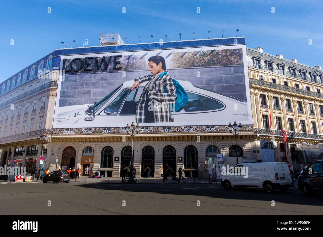 Panneau publicitaire géant pour Loewe couvrant les échafaudages des travaux de restauration de la façade d’un immeuble parisien Banque D'Images