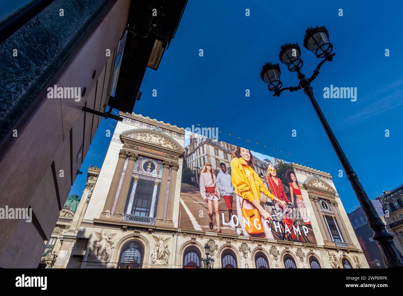 Panneau publicitaire pour Longchamp couvrant les échafaudages des travaux de restauration de la façade principale de l’Opéra de Paris (Palais Garnier) Banque D'Images