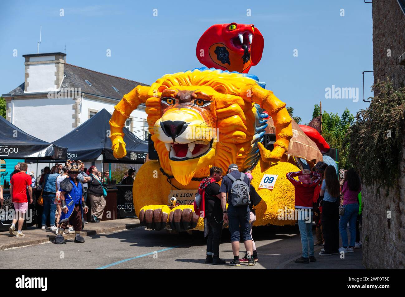 Scaër, France - mai 29 2023 : flotteur sur le thème du lion et du cobra du Carnaval à l'ouest. Le carnaval a lieu tous les deux ans (années impaires) Banque D'Images