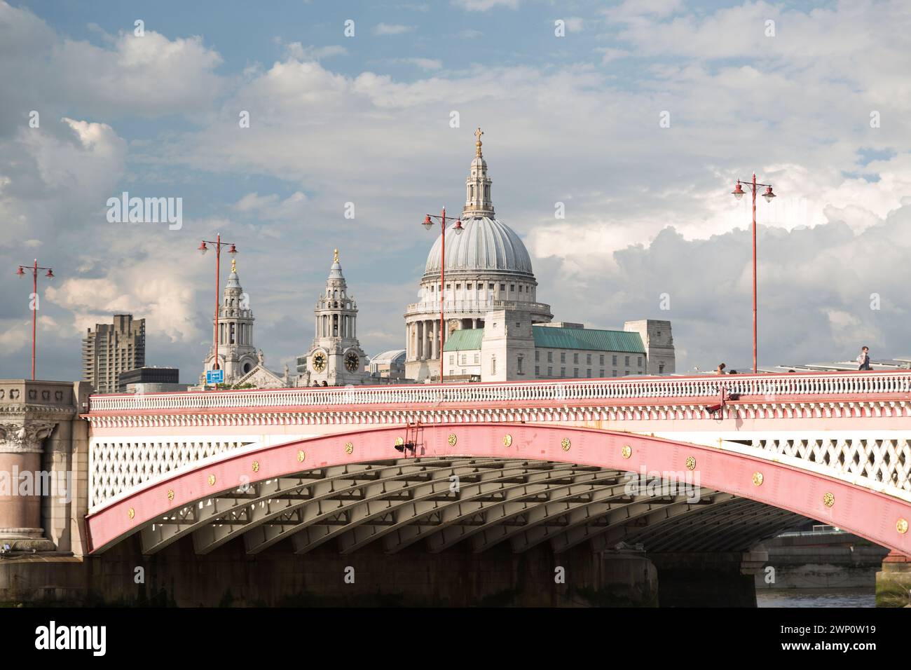 Royaume-Uni, Londres, Blackfriars Bridge et St Pauls Cathedral. Banque D'Images