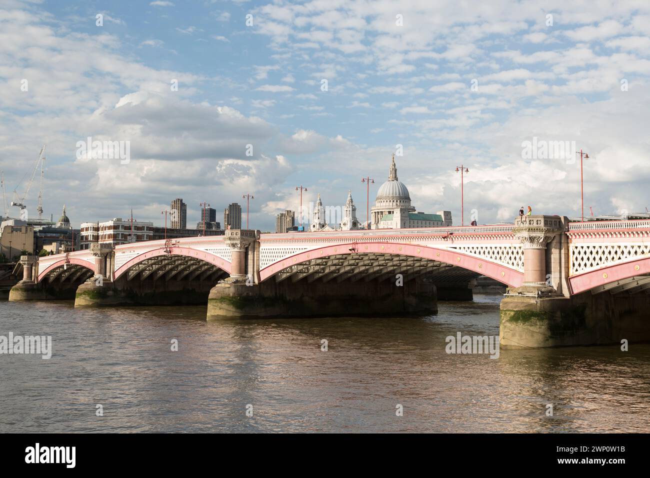 Royaume-Uni, Londres, Blackfriars Bridge et St Pauls Cathedral. Banque D'Images