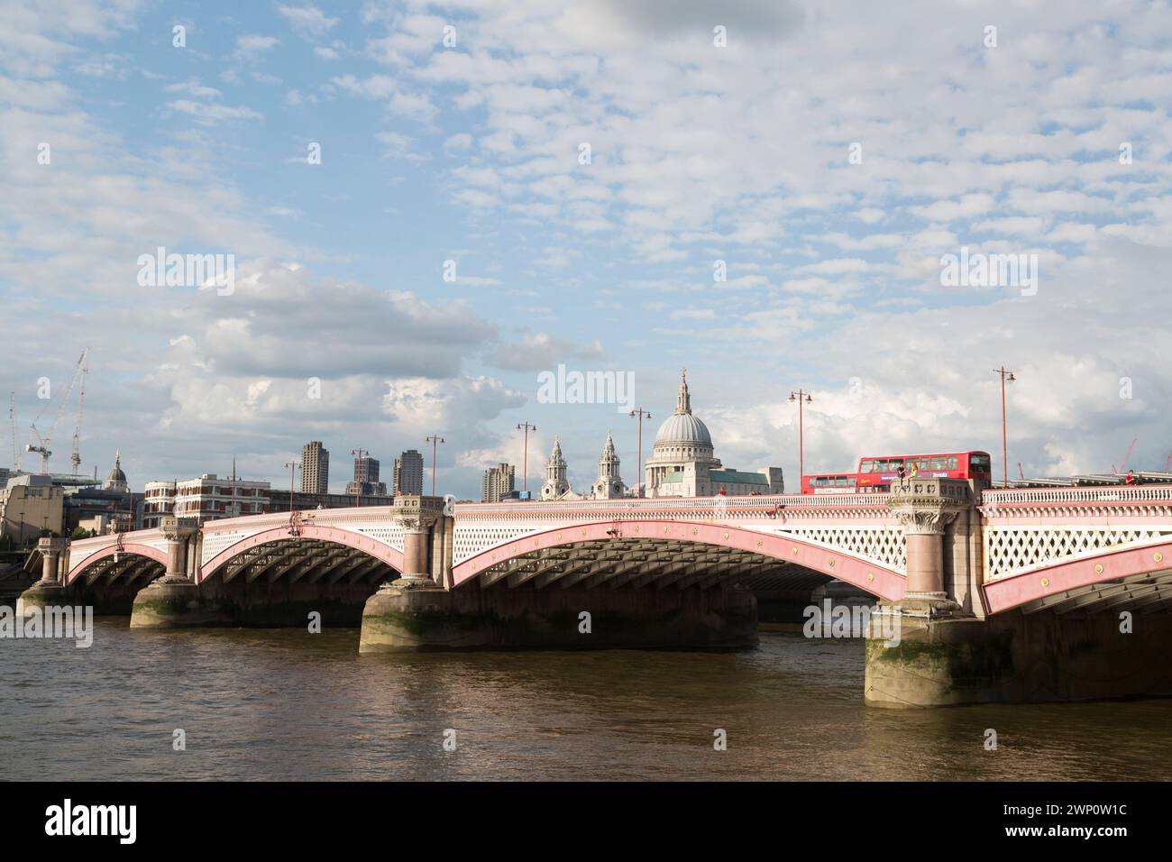 Royaume-Uni, Londres, Blackfriars Bridge et St Pauls Cathedral. Banque D'Images