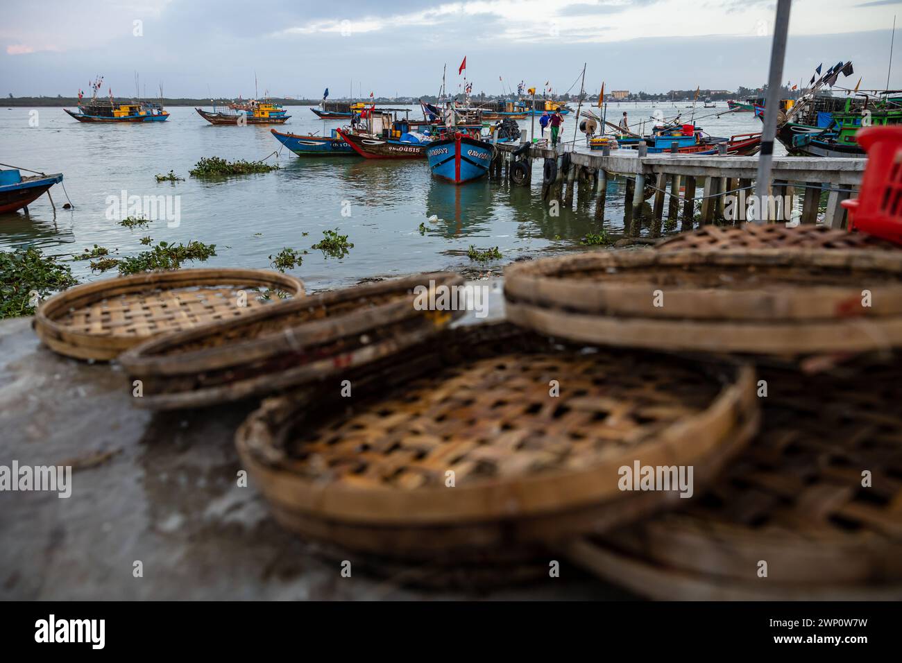 Le marché aux poissons au port de Hoi an au Vietnam Banque D'Images