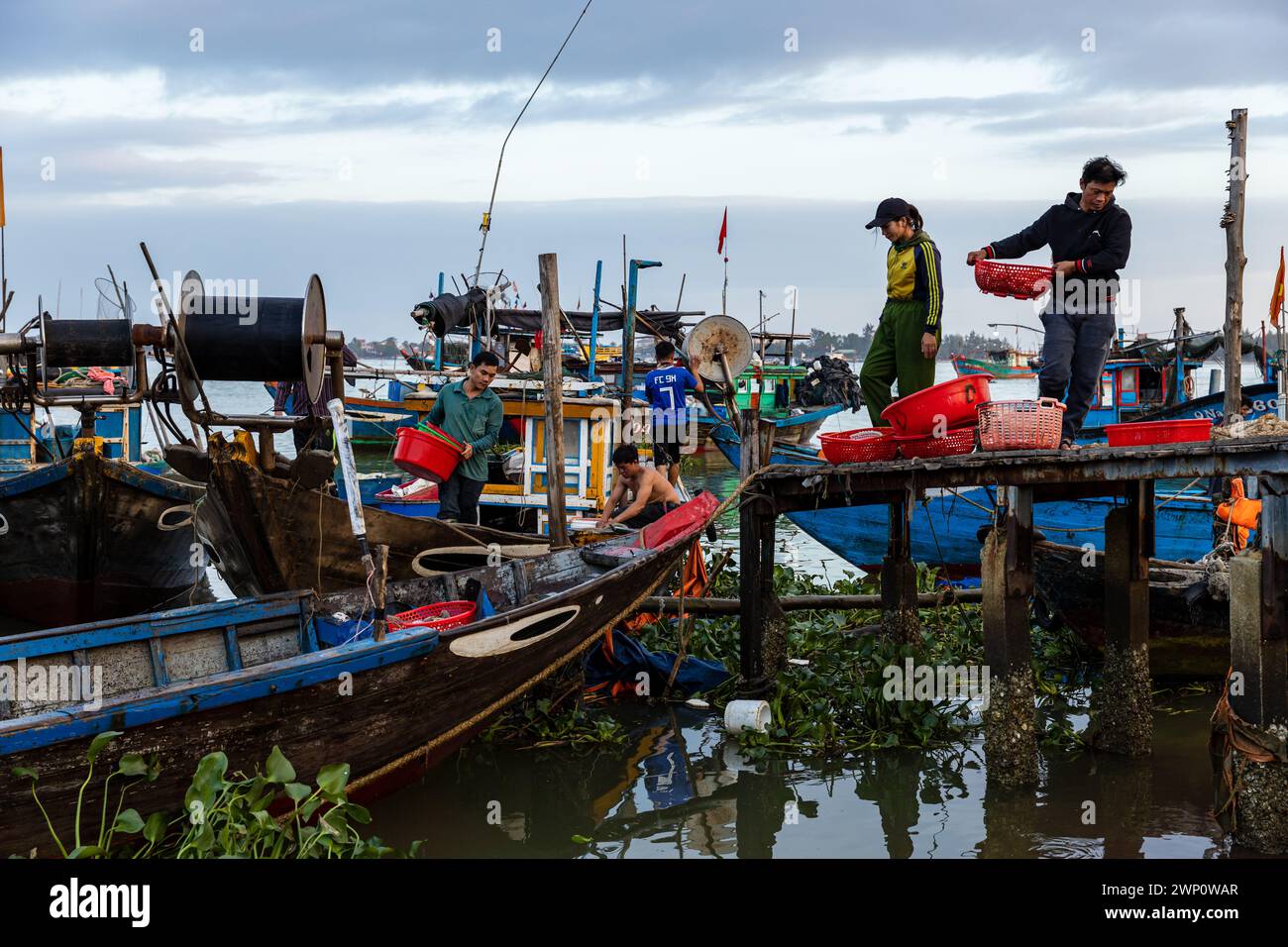 Le marché aux poissons au port de Hoi an au Vietnam Banque D'Images