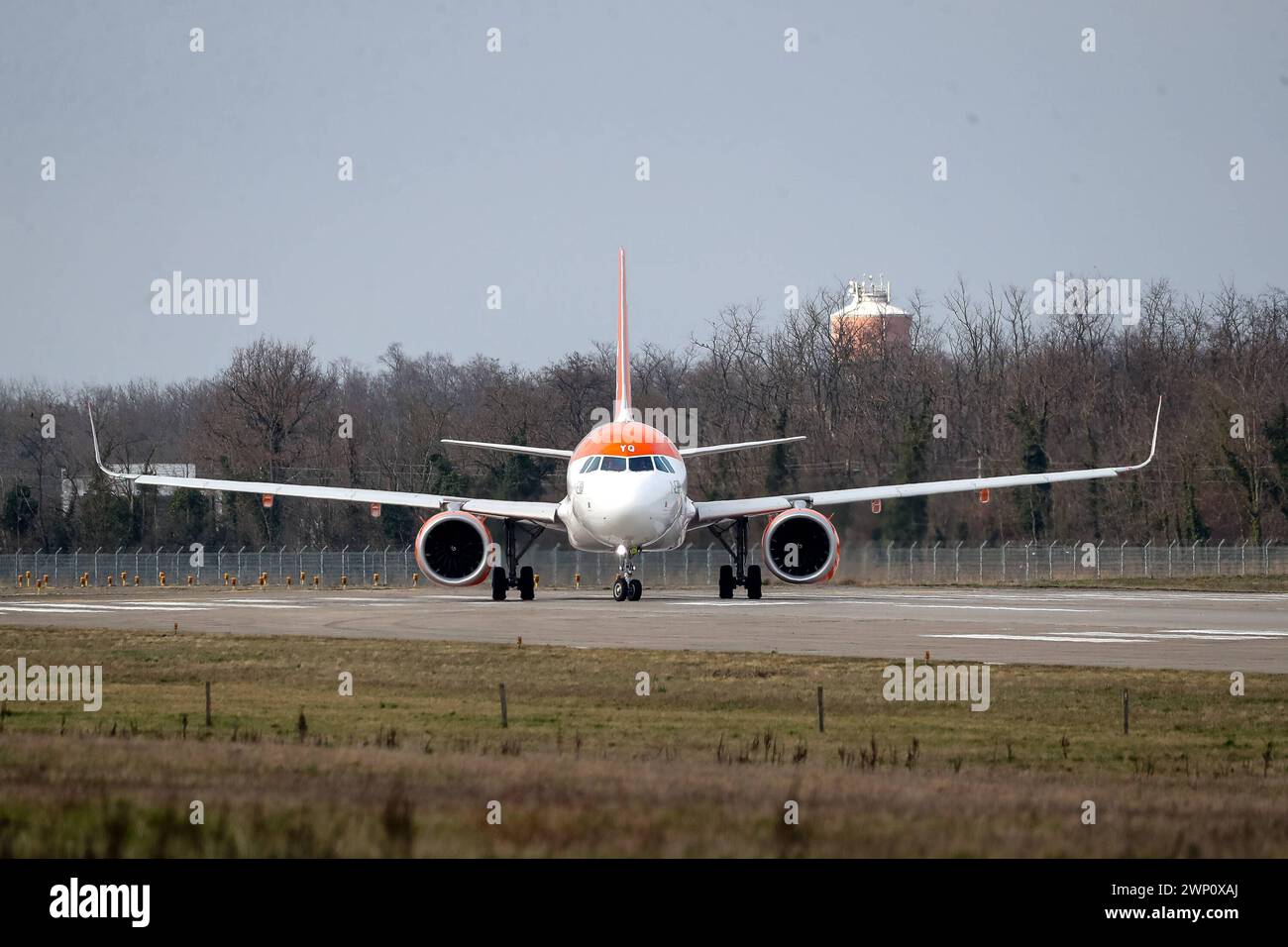 Easy Jet A320NEO auf der Startbahn, Symbolbild, EuroAirport Basel Mulhouse, Kennzeichen HB-AYQ, Flugzeug, Luftfahrt, compagnie aérienne, EuroAirport Basel Mulhouse, fliegen, Passagiere, Reisen, Urlaub, Geschaeftsfluege, Flugverkehr, Verbindung, international Bâle EuroAirport Basel Mulhouse F Baden-Wuerttemberg Frankreich *** Easy Jet A320NEO sur la piste, image symbolique, EuroAirport Basel Mulhouse, plaque d'immatriculation HB AYQ, avion, aviation, compagnie aérienne, EuroAirport Basel Mulhouse, vol, passagers, voyage, vacances, vols d'affaires, trafic aérien, connexion, international Bâle EuroAirport Bâle Mulhouse Banque D'Images