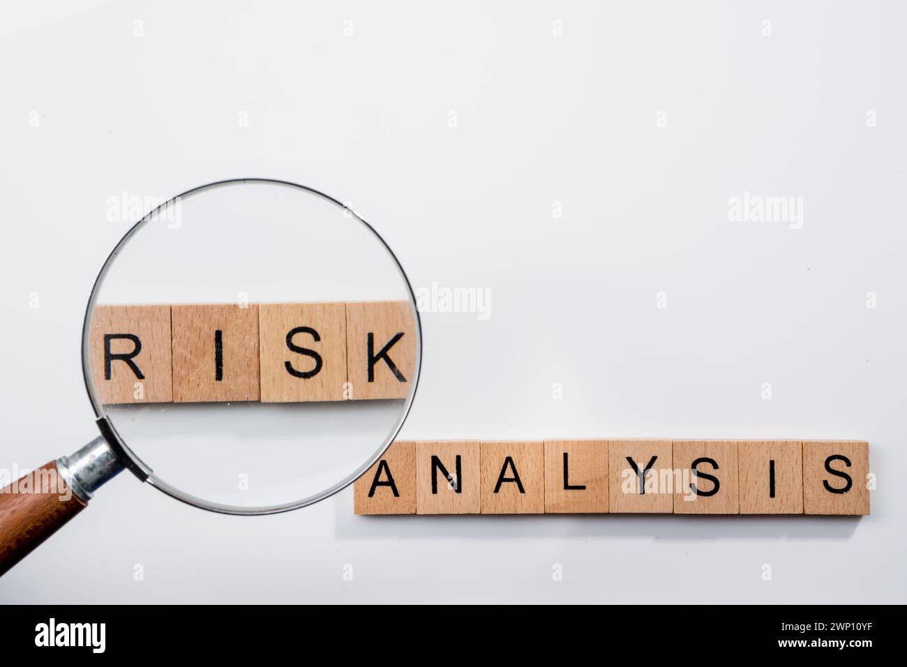 Analyse des risques avec une loupe Banque D'Images